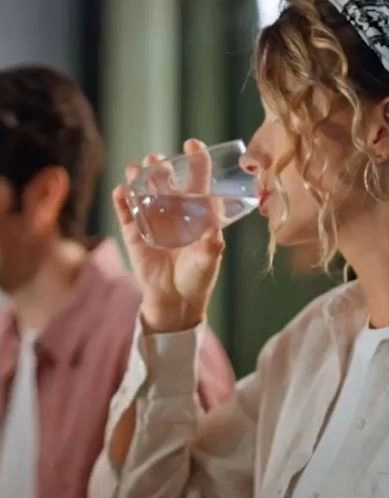 BWT Wasser zum Trinken Frau mit Wasserglas