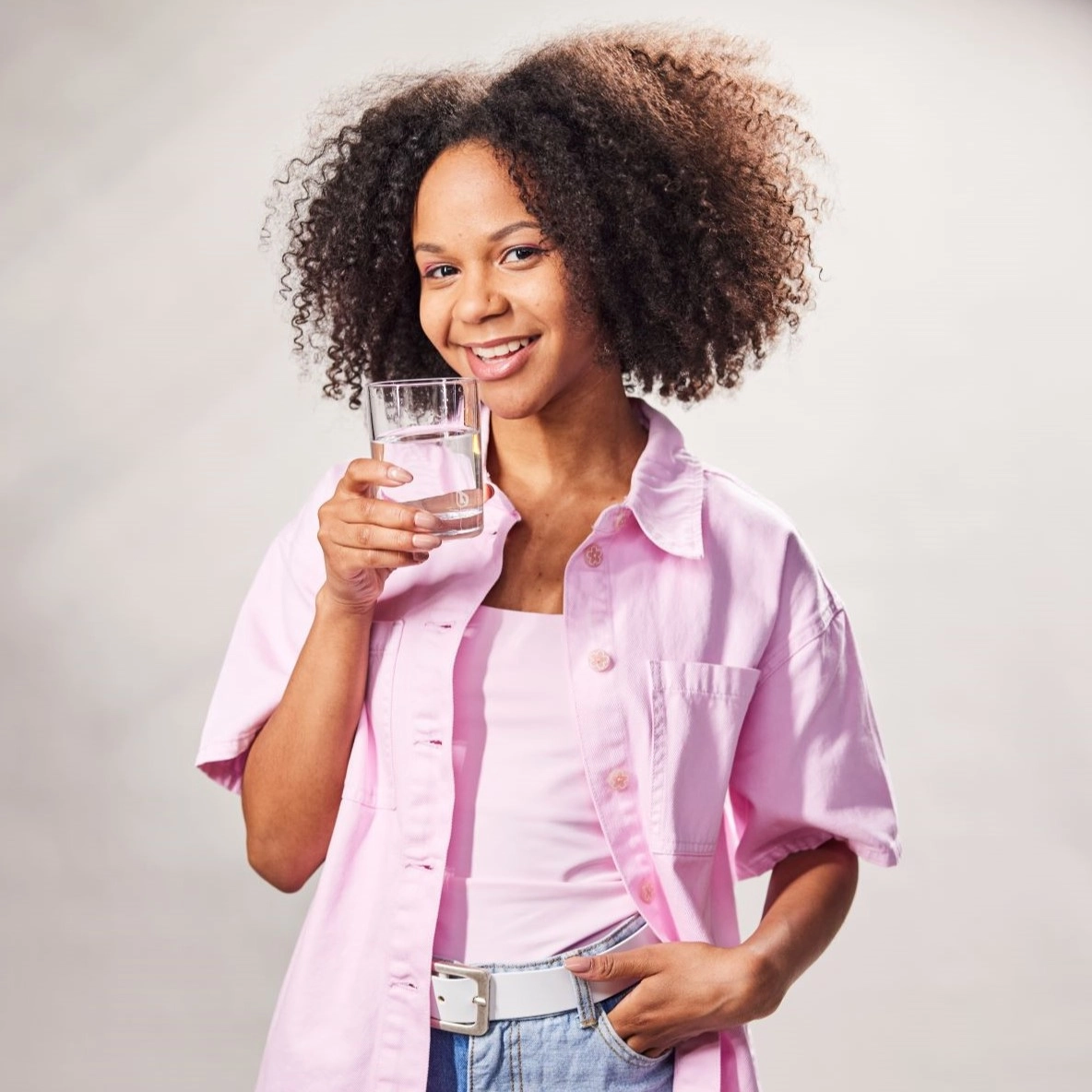 Wasser trinken Bwater Glas Lachende Frau mit Wasserglas in der Hand